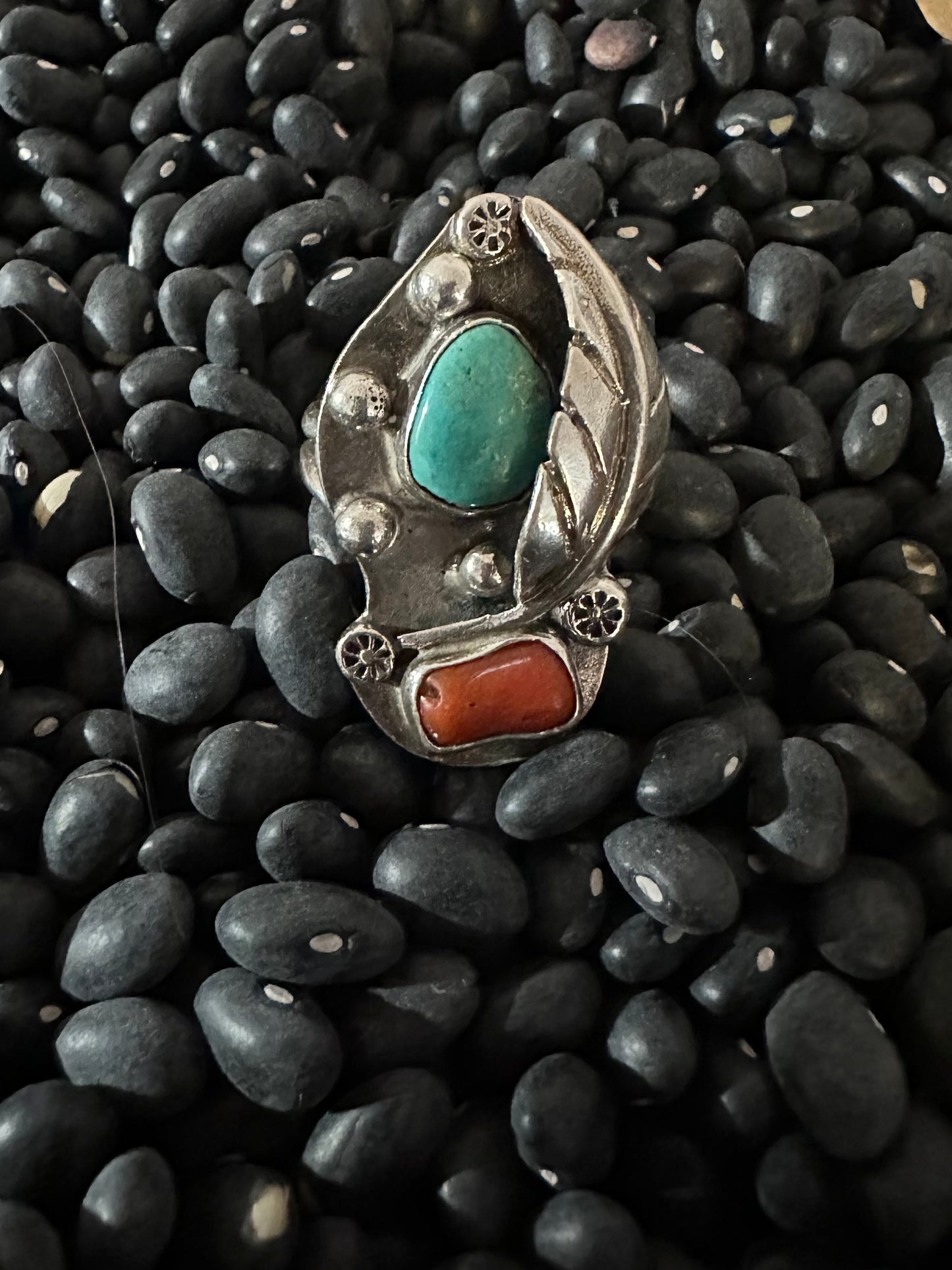 Unmarked  Native America Navajo Sterling Silver Turquoise and Coral Ring