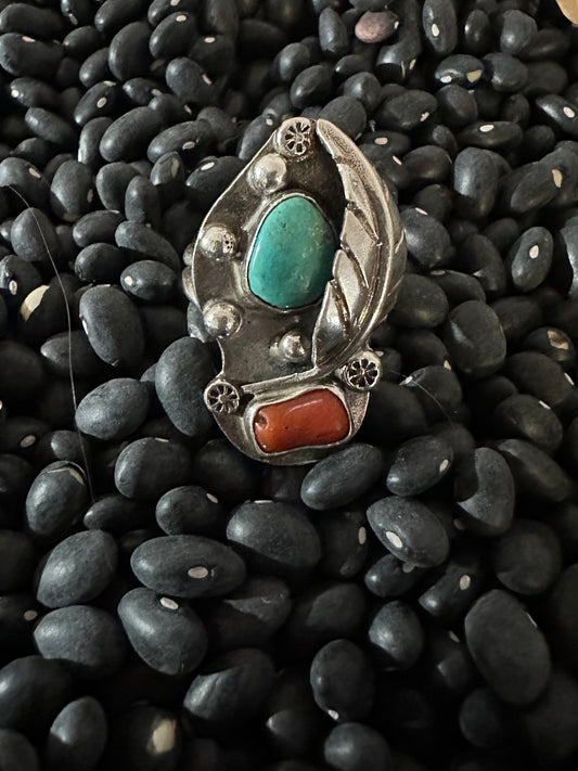 Unmarked  Native America Navajo Sterling Silver Turquoise and Coral Ring